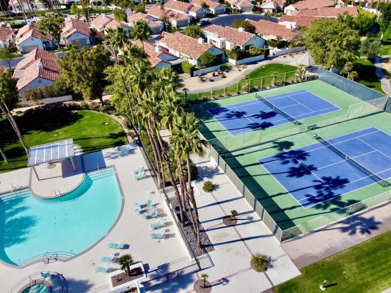 פאלם דזרט Desert Breezes Resort מראה חיצוני תמונה